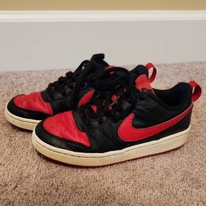 Boys Nike Borough Court Low-Top, 4.5Y